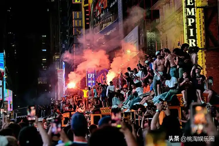 纽约篮球狂欢：世界杯余热未散，尼克斯夺冠游行引爆全城